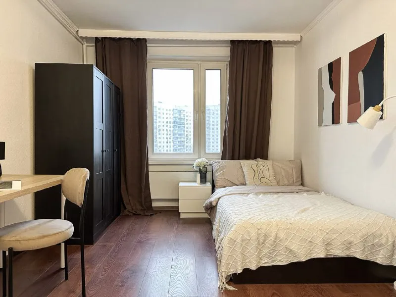 Комната, 14.4 м² м ясенево • 3 мин пешком • 3-комнатная квартира • 9 этаж из 9 • пр-кт новоясеневский 32 к3, на карте 40 000 ₽/мес, без комиссии большой гайд по аренде холодильник • стиральная машина • интернет • мебель • лифт • посудомойка • кондиционер • с животными • с детьми • телевизор • мусоропровод • консьерж район ясенево чистота 4.69 транспорт 4.61 парки и скверы 5.00 агент. Рядом с домом много развлечений: крупный торговый центр, студия йоги, а также термальный комплекс с аквапарком и спа-салоном. В 10 минутах расположен очаровательный парк с усадьбой и конюшней. В стоимость включено: безлимитный wi-fi, еженедельная уборка общественных зон, вся необходимая техника, йога, английский и мероприятия внутри коливинга. Elena, написать уровень доверия средний 🆗 выложить квартиру бесплатно - фотография - 2