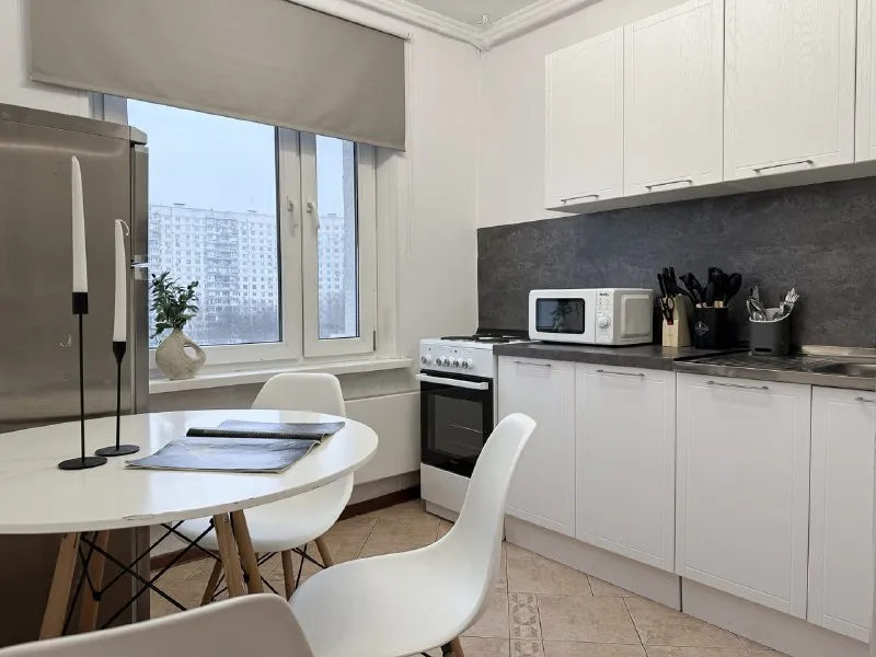 Комната, 14.4 м² м ясенево • 3 мин пешком • 3-комнатная квартира • 9 этаж из 9 • пр-кт новоясеневский 32 к3, на карте 40 000 ₽/мес, без комиссии большой гайд по аренде холодильник • стиральная машина • интернет • мебель • лифт • посудомойка • кондиционер • с животными • с детьми • телевизор • мусоропровод • консьерж район ясенево чистота 4.69 транспорт 4.61 парки и скверы 5.00 агент. Рядом с домом много развлечений: крупный торговый центр, студия йоги, а также термальный комплекс с аквапарком и спа-салоном. В 10 минутах расположен очаровательный парк с усадьбой и конюшней. В стоимость включено: безлимитный wi-fi, еженедельная уборка общественных зон, вся необходимая техника, йога, английский и мероприятия внутри коливинга. Elena, написать уровень доверия средний 🆗 выложить квартиру бесплатно - фотография - 5