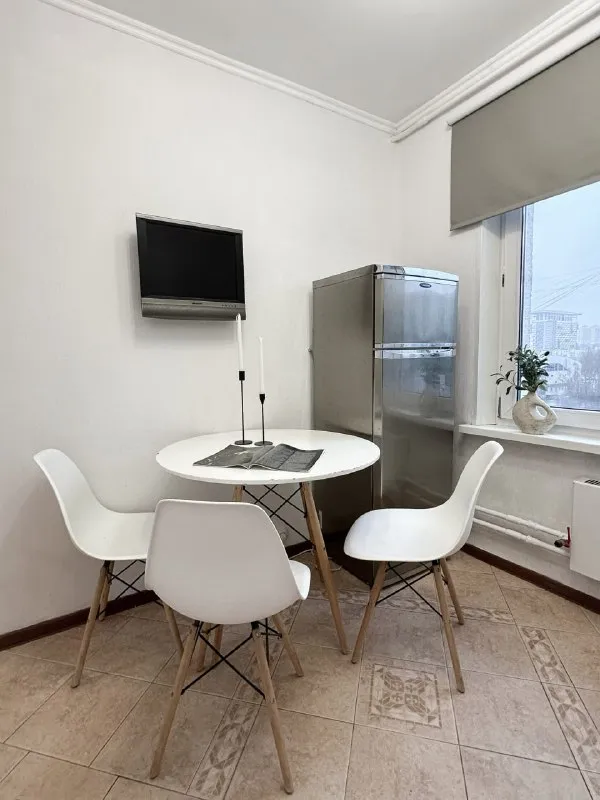 Комната, 14.4 м² м ясенево • 3 мин пешком • 3-комнатная квартира • 9 этаж из 9 • пр-кт новоясеневский 32 к3, на карте 40 000 ₽/мес, без комиссии большой гайд по аренде холодильник • стиральная машина • интернет • мебель • лифт • посудомойка • кондиционер • с животными • с детьми • телевизор • мусоропровод • консьерж район ясенево чистота 4.69 транспорт 4.61 парки и скверы 5.00 агент. Рядом с домом много развлечений: крупный торговый центр, студия йоги, а также термальный комплекс с аквапарком и спа-салоном. В 10 минутах расположен очаровательный парк с усадьбой и конюшней. В стоимость включено: безлимитный wi-fi, еженедельная уборка общественных зон, вся необходимая техника, йога, английский и мероприятия внутри коливинга. Elena, написать уровень доверия средний 🆗 выложить квартиру бесплатно - фотография - 6