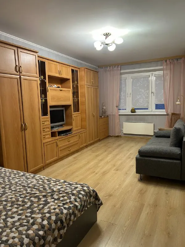 1-комн квартира, 38 м² м римская • 7 мин пешком • 8 этаж из 25 • ул новорогожская 20, на карте 60 000 ₽/мес, без комиссии большой гайд по аренде интернет • кондиционер • телевизор • мусоропровод • мебель • холодильник • стиральная машина • лифт • консьерж • с детьми • посудомойка • с животными таганский район чистота 4.38 транспорт 4.61 парки и скверы 3.31 собственник. Я прошлый арендатор. Переезжаю из-за работы и помогаю найти жильцов вместо себя. Рядом магазины, зал, школа, wb/ озон, кофейни, теннисный корт, бассейн и стадион для бега. Тихие соседи на этаже. И сквер. До центра транспортом 15 минут. Пишите мне в лс, отвечу на все вопросы, заехать можно будет после 17 января. © предоплату до просмотра просят только мошенники! Алина, написать уровень доверия низкий ⚠️ выложить квартиру бесплатно - фотография - 2