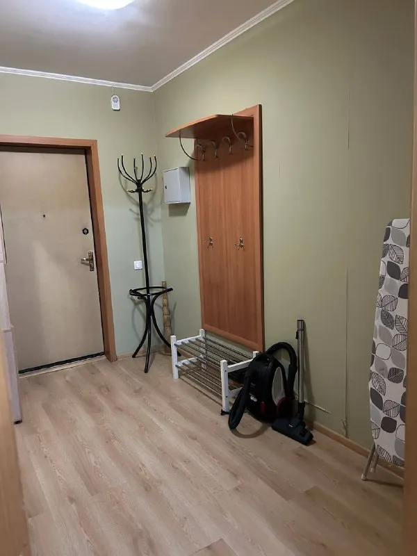 1-комн квартира, 38 м² м римская • 7 мин пешком • 8 этаж из 25 • ул новорогожская 20, на карте 60 000 ₽/мес, без комиссии большой гайд по аренде интернет • кондиционер • телевизор • мусоропровод • мебель • холодильник • стиральная машина • лифт • консьерж • с детьми • посудомойка • с животными таганский район чистота 4.38 транспорт 4.61 парки и скверы 3.31 собственник. Я прошлый арендатор. Переезжаю из-за работы и помогаю найти жильцов вместо себя. Рядом магазины, зал, школа, wb/ озон, кофейни, теннисный корт, бассейн и стадион для бега. Тихие соседи на этаже. И сквер. До центра транспортом 15 минут. Пишите мне в лс, отвечу на все вопросы, заехать можно будет после 17 января. © предоплату до просмотра просят только мошенники! Алина, написать уровень доверия низкий ⚠️ выложить квартиру бесплатно - фотография - 4