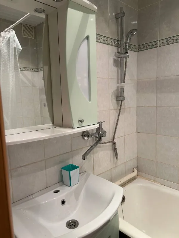 1-комн квартира, 38 м² м римская • 7 мин пешком • 8 этаж из 25 • ул новорогожская 20, на карте 60 000 ₽/мес, без комиссии большой гайд по аренде интернет • кондиционер • телевизор • мусоропровод • мебель • холодильник • стиральная машина • лифт • консьерж • с детьми • посудомойка • с животными таганский район чистота 4.38 транспорт 4.61 парки и скверы 3.31 собственник. Я прошлый арендатор. Переезжаю из-за работы и помогаю найти жильцов вместо себя. Рядом магазины, зал, школа, wb/ озон, кофейни, теннисный корт, бассейн и стадион для бега. Тихие соседи на этаже. И сквер. До центра транспортом 15 минут. Пишите мне в лс, отвечу на все вопросы, заехать можно будет после 17 января. © предоплату до просмотра просят только мошенники! Алина, написать уровень доверия низкий ⚠️ выложить квартиру бесплатно - фотография - 7