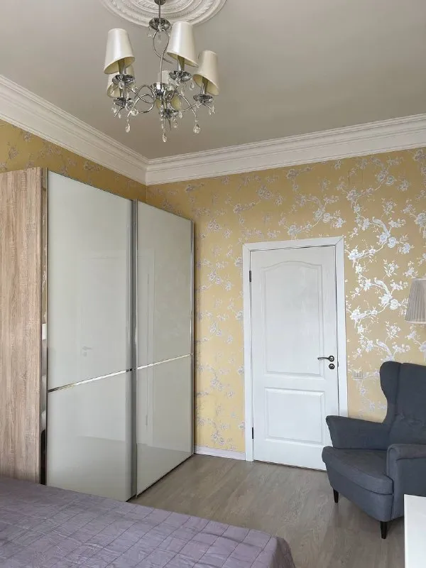 2-к квартира🏙️ м. Вднх6️⃣ сдается уютная двухкомнатная квартира на проспекте мира (алексеевский район), 8 этаж. 📍адрес: проспект мира, 180, 8 этаж. До метро 5 минут пешком площадь 58 м², потолки 3 м. Тихий закрытый благоустроенный двор, много зелени, фонтан, детская площадка. Только на длительный срок, для личного проживания - не под бизнес. В квартире нельзя курить 🚫  💳аренда: 95.000₽ + счетчики и интернет. Залог - 95.000₽. Собственник, комиссий нет. 💠 изолированные комнаты, раздельный санузел 💠 вся техника: посудомойка, стиралка, пылесос, кондиционер и пр 💠 в спальне двуспальная кровать с местом для хранения и шкаф mobel und zeit, матрас аскона. Раскладной диван в гостиной с местом для хранения 💠 рядом вднх, ботанический сад, аптекарский огород, парк сокольники. В доме - сбер, втб, пекарня, магнолия 💠 тихий благоустроенный двор, фонтан, детская и спортивная площадки, много зелени летом 💌пишите в whatsapp/тг: +7-916-153-25-65 ➡️предоплату/бронь/заморозку денег/автооплату до просмотра квартиры не вносить! Если по этому объявлению спрашивают какую либо оплату сообщите по контактам в описании канала. - фотография - 4