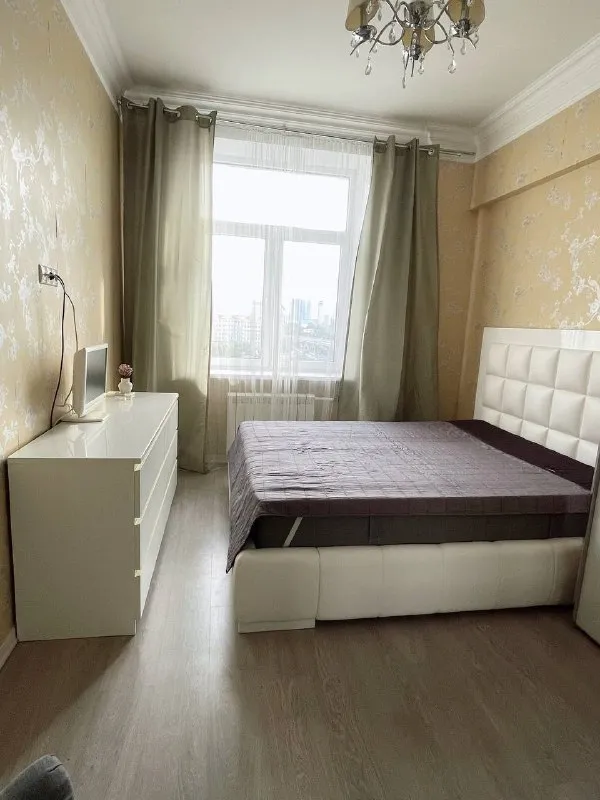 2-к квартира🏙️ м. Вднх6️⃣ сдается уютная двухкомнатная квартира на проспекте мира (алексеевский район), 8 этаж. 📍адрес: проспект мира, 180, 8 этаж. До метро 5 минут пешком площадь 58 м², потолки 3 м. Тихий закрытый благоустроенный двор, много зелени, фонтан, детская площадка. Только на длительный срок, для личного проживания - не под бизнес. В квартире нельзя курить 🚫  💳аренда: 95.000₽ + счетчики и интернет. Залог - 95.000₽. Собственник, комиссий нет. 💠 изолированные комнаты, раздельный санузел 💠 вся техника: посудомойка, стиралка, пылесос, кондиционер и пр 💠 в спальне двуспальная кровать с местом для хранения и шкаф mobel und zeit, матрас аскона. Раскладной диван в гостиной с местом для хранения 💠 рядом вднх, ботанический сад, аптекарский огород, парк сокольники. В доме - сбер, втб, пекарня, магнолия 💠 тихий благоустроенный двор, фонтан, детская и спортивная площадки, много зелени летом 💌пишите в whatsapp/тг: +7-916-153-25-65 ➡️предоплату/бронь/заморозку денег/автооплату до просмотра квартиры не вносить! Если по этому объявлению спрашивают какую либо оплату сообщите по контактам в описании канала. - фотография - 5