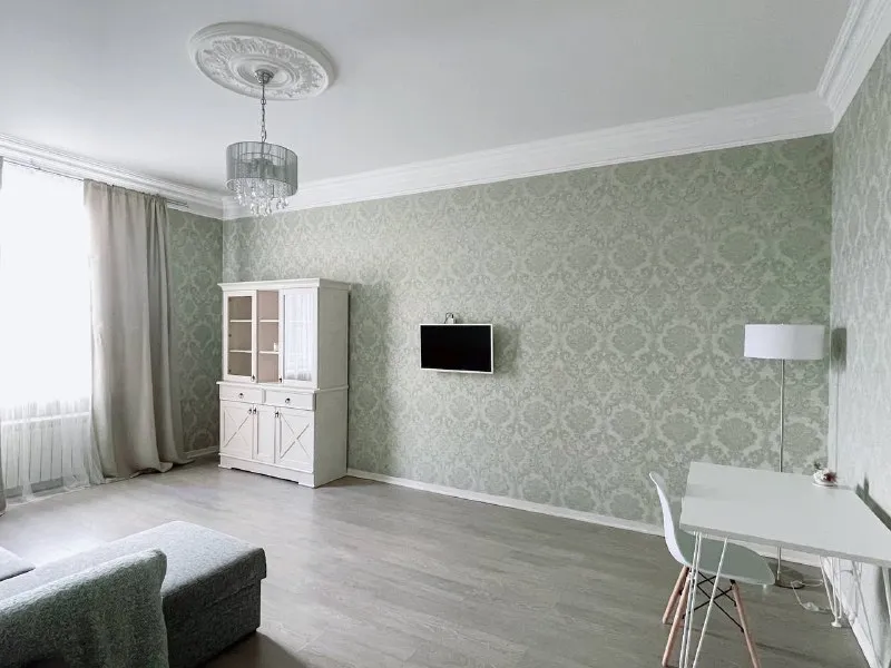 2-к квартира🏙️ м. Вднх6️⃣ сдается уютная двухкомнатная квартира на проспекте мира (алексеевский район), 8 этаж. 📍адрес: проспект мира, 180, 8 этаж. До метро 5 минут пешком площадь 58 м², потолки 3 м. Тихий закрытый благоустроенный двор, много зелени, фонтан, детская площадка. Только на длительный срок, для личного проживания - не под бизнес. В квартире нельзя курить 🚫  💳аренда: 95.000₽ + счетчики и интернет. Залог - 95.000₽. Собственник, комиссий нет. 💠 изолированные комнаты, раздельный санузел 💠 вся техника: посудомойка, стиралка, пылесос, кондиционер и пр 💠 в спальне двуспальная кровать с местом для хранения и шкаф mobel und zeit, матрас аскона. Раскладной диван в гостиной с местом для хранения 💠 рядом вднх, ботанический сад, аптекарский огород, парк сокольники. В доме - сбер, втб, пекарня, магнолия 💠 тихий благоустроенный двор, фонтан, детская и спортивная площадки, много зелени летом 💌пишите в whatsapp/тг: +7-916-153-25-65 ➡️предоплату/бронь/заморозку денег/автооплату до просмотра квартиры не вносить! Если по этому объявлению спрашивают какую либо оплату сообщите по контактам в описании канала. - фотография - 6