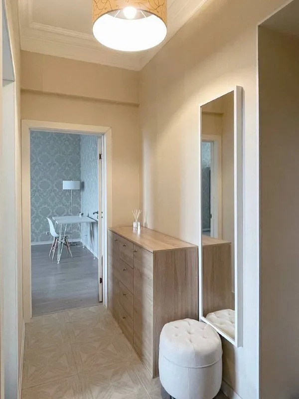 2-к квартира🏙️ м. Вднх6️⃣ сдается уютная двухкомнатная квартира на проспекте мира (алексеевский район), 8 этаж. 📍адрес: проспект мира, 180, 8 этаж. До метро 5 минут пешком площадь 58 м², потолки 3 м. Тихий закрытый благоустроенный двор, много зелени, фонтан, детская площадка. Только на длительный срок, для личного проживания - не под бизнес. В квартире нельзя курить 🚫  💳аренда: 95.000₽ + счетчики и интернет. Залог - 95.000₽. Собственник, комиссий нет. 💠 изолированные комнаты, раздельный санузел 💠 вся техника: посудомойка, стиралка, пылесос, кондиционер и пр 💠 в спальне двуспальная кровать с местом для хранения и шкаф mobel und zeit, матрас аскона. Раскладной диван в гостиной с местом для хранения 💠 рядом вднх, ботанический сад, аптекарский огород, парк сокольники. В доме - сбер, втб, пекарня, магнолия 💠 тихий благоустроенный двор, фонтан, детская и спортивная площадки, много зелени летом 💌пишите в whatsapp/тг: +7-916-153-25-65 ➡️предоплату/бронь/заморозку денег/автооплату до просмотра квартиры не вносить! Если по этому объявлению спрашивают какую либо оплату сообщите по контактам в описании канала. - фотография - 7