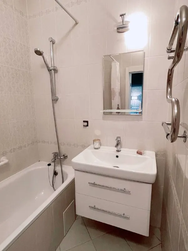 2-к квартира🏙️ м. Вднх6️⃣ сдается уютная двухкомнатная квартира на проспекте мира (алексеевский район), 8 этаж. 📍адрес: проспект мира, 180, 8 этаж. До метро 5 минут пешком площадь 58 м², потолки 3 м. Тихий закрытый благоустроенный двор, много зелени, фонтан, детская площадка. Только на длительный срок, для личного проживания - не под бизнес. В квартире нельзя курить 🚫  💳аренда: 95.000₽ + счетчики и интернет. Залог - 95.000₽. Собственник, комиссий нет. 💠 изолированные комнаты, раздельный санузел 💠 вся техника: посудомойка, стиралка, пылесос, кондиционер и пр 💠 в спальне двуспальная кровать с местом для хранения и шкаф mobel und zeit, матрас аскона. Раскладной диван в гостиной с местом для хранения 💠 рядом вднх, ботанический сад, аптекарский огород, парк сокольники. В доме - сбер, втб, пекарня, магнолия 💠 тихий благоустроенный двор, фонтан, детская и спортивная площадки, много зелени летом 💌пишите в whatsapp/тг: +7-916-153-25-65 ➡️предоплату/бронь/заморозку денег/автооплату до просмотра квартиры не вносить! Если по этому объявлению спрашивают какую либо оплату сообщите по контактам в описании канала. - фотография - 9