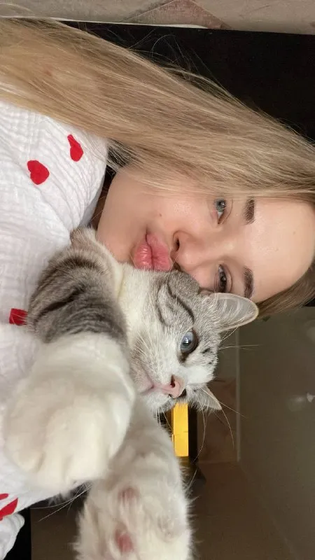 Снимем квартиру🔎 всем привет! Мы ищем 1-к/евродвушку на длительный срок о нас: 👩🏼 я даша — 25 лет, работаю в отеле 🧑🏻 никита — 26 лет, работает в ресторане 🐈 сильва — 6 лет, любимый иждивенец, спокойный и воспитанный, стабильно наманикюренный, вычесанный чистоплюй и недотрога ценим уют, тишину и чистоту, так как 80% свободного времени проводим дома спокойные, не тусуемся, гостей не водим, ведем здоровый образ жизни, занимаемся спортом, без вредных привычек о квартире: ⚪️светлые стены, свежий ремонт ⚪️желательно просторная кухня, любим готовить ⚪️необходимая бытовая техника (пылесос, стиральная машина, холодильник, телевизор, духовка, кондиционер) ⚪️от метро до 15 минут пешком ⚪️двуспальная кровать, не диван 📍территориально рассматриваем север (фиолетовая, зеленая, серая, оранжевая, красная ветки) и юг (оранжевая, серая, зеленая, салатовая, фиолетовая в пределах бкл) 💳бюджет: 55.000₽-60.000₽ (65.000₽, если включены все ку). Готовы заехать с 20 января по 5 февраля. Гарантируем чистоту, порядок и сохранность всего имущества☺️ 💌telegram: @savinda - никита - фотография - 5