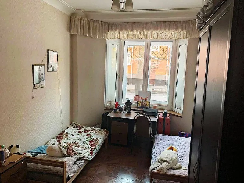 Ищем девушку🔎 м. Курская5️⃣ сдaeтся место в женской комнате в 3-х комнатной квартире на малом демидовском переулке, у метро курская🚉 с тобой в комнате будет проживать ева - 19 лет, учится на журналиста, работает менеджером в университете «синергия». В общем пользовании сан. Узел, душевая, стиральная машина, кухня со всем необходимым: микроволновка, духовка, газовая плита, холодильник, wi-fi. 💳цена за место: 22.000₽/месяц. В квартире в местах общего пользования часто проводится уборка клинером. ✅5 минут до метро курская ✅комнату можно посмотреть в любое время, никаких комиссий при заселении! В квартире не курят и не употребляют алкоголь❌ 💌telegram: @vik_dobro - фотография - 2