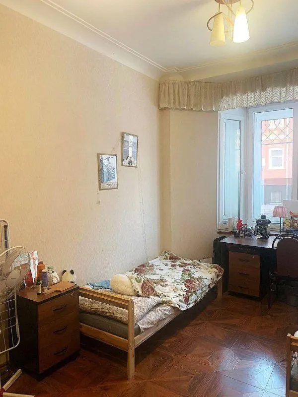 Ищем девушку🔎 м. Курская5️⃣ сдaeтся место в женской комнате в 3-х комнатной квартире на малом демидовском переулке, у метро курская🚉 с тобой в комнате будет проживать ева - 19 лет, учится на журналиста, работает менеджером в университете «синергия». В общем пользовании сан. Узел, душевая, стиральная машина, кухня со всем необходимым: микроволновка, духовка, газовая плита, холодильник, wi-fi. 💳цена за место: 22.000₽/месяц. В квартире в местах общего пользования часто проводится уборка клинером. ✅5 минут до метро курская ✅комнату можно посмотреть в любое время, никаких комиссий при заселении! В квартире не курят и не употребляют алкоголь❌ 💌telegram: @vik_dobro - фотография - 3