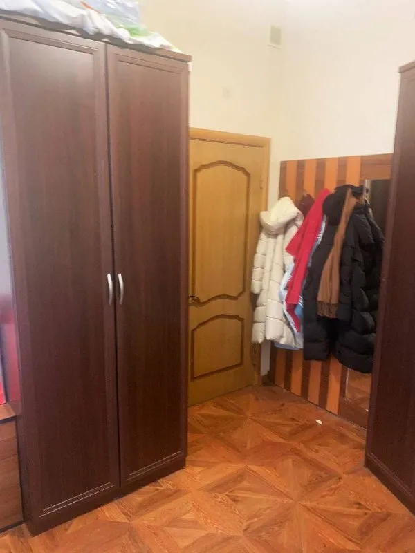 Ищем девушку🔎 м. Курская5️⃣ сдaeтся место в женской комнате в 3-х комнатной квартире на малом демидовском переулке, у метро курская🚉 с тобой в комнате будет проживать ева - 19 лет, учится на журналиста, работает менеджером в университете «синергия». В общем пользовании сан. Узел, душевая, стиральная машина, кухня со всем необходимым: микроволновка, духовка, газовая плита, холодильник, wi-fi. 💳цена за место: 22.000₽/месяц. В квартире в местах общего пользования часто проводится уборка клинером. ✅5 минут до метро курская ✅комнату можно посмотреть в любое время, никаких комиссий при заселении! В квартире не курят и не употребляют алкоголь❌ 💌telegram: @vik_dobro - фотография - 4