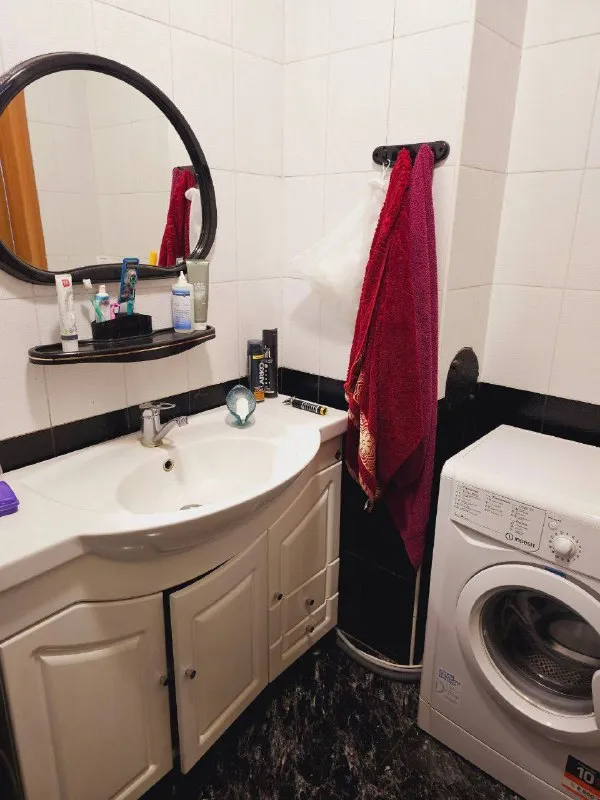 Ищем девушку🔎 м. Курская5️⃣ сдaeтся место в женской комнате в 3-х комнатной квартире на малом демидовском переулке, у метро курская🚉 с тобой в комнате будет проживать ева - 19 лет, учится на журналиста, работает менеджером в университете «синергия». В общем пользовании сан. Узел, душевая, стиральная машина, кухня со всем необходимым: микроволновка, духовка, газовая плита, холодильник, wi-fi. 💳цена за место: 22.000₽/месяц. В квартире в местах общего пользования часто проводится уборка клинером. ✅5 минут до метро курская ✅комнату можно посмотреть в любое время, никаких комиссий при заселении! В квартире не курят и не употребляют алкоголь❌ 💌telegram: @vik_dobro - фотография - 5