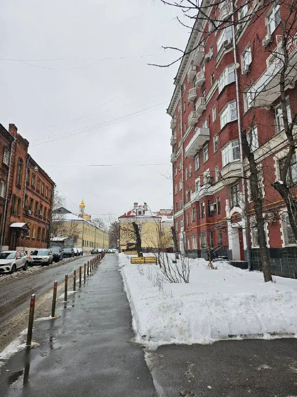 Ищем девушку🔎 м. Курская5️⃣ сдaeтся место в женской комнате в 3-х комнатной квартире на малом демидовском переулке, у метро курская🚉 с тобой в комнате будет проживать ева - 19 лет, учится на журналиста, работает менеджером в университете «синергия». В общем пользовании сан. Узел, душевая, стиральная машина, кухня со всем необходимым: микроволновка, духовка, газовая плита, холодильник, wi-fi. 💳цена за место: 22.000₽/месяц. В квартире в местах общего пользования часто проводится уборка клинером. ✅5 минут до метро курская ✅комнату можно посмотреть в любое время, никаких комиссий при заселении! В квартире не курят и не употребляют алкоголь❌ 💌telegram: @vik_dobro - фотография - 6