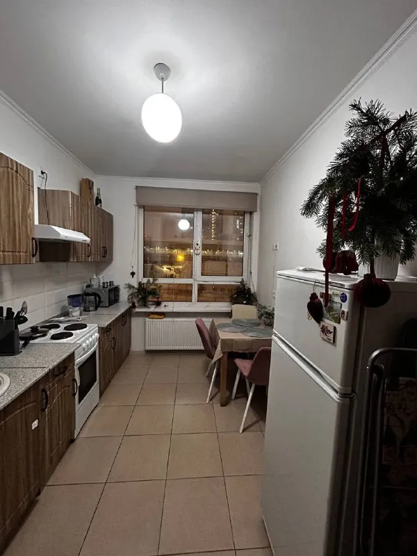 Комната🏙️ мцд-4 москва-сити🚆 всем привет! По причине переезда соседки сдается комната в 3-х комнатной квартире, в двух других комнатах живут девушки, одна работает 5/2 в офисе, другая - дома на удаленке. 📍местоположение: мцд москва сити (напротив подъезда), м. Москва сити/шелепиха, до афимолла можно дойти пешком по переходу 📍адрес: мукомольный проезд 2, подъезд 2. 💳стоимость очень приятная: 30.000 + залог 26.500₽ (возвращается при выезде), оплата за свет, воду и интернет выходит примерно до 1.500₽. Оплата каждого 20-числа месяца, в связи с этим заезд оперативный - с 20 января. ❗️по причине аллергии не рассматриваем соседей с животными (если это только не рыбка или черепашка😄) из комнаты уедет матрас, стеллаж, комод и стол готовы оперативно показать квартиру, контакты для связи 💌telegram: @err321xta и @polina_drsh - фотография - 5