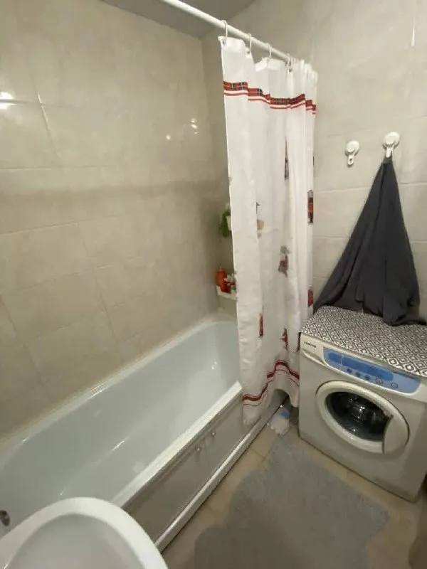 Комната🏙️ мцд-4 москва-сити🚆 всем привет! По причине переезда соседки сдается комната в 3-х комнатной квартире, в двух других комнатах живут девушки, одна работает 5/2 в офисе, другая - дома на удаленке. 📍местоположение: мцд москва сити (напротив подъезда), м. Москва сити/шелепиха, до афимолла можно дойти пешком по переходу 📍адрес: мукомольный проезд 2, подъезд 2. 💳стоимость очень приятная: 30.000 + залог 26.500₽ (возвращается при выезде), оплата за свет, воду и интернет выходит примерно до 1.500₽. Оплата каждого 20-числа месяца, в связи с этим заезд оперативный - с 20 января. ❗️по причине аллергии не рассматриваем соседей с животными (если это только не рыбка или черепашка😄) из комнаты уедет матрас, стеллаж, комод и стол готовы оперативно показать квартиру, контакты для связи 💌telegram: @err321xta и @polina_drsh - фотография - 8