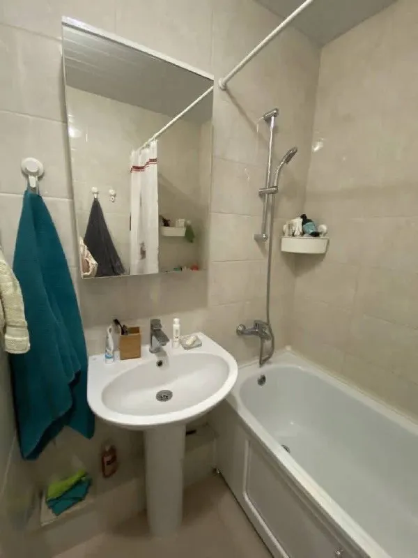 Комната🏙️ мцд-4 москва-сити🚆 всем привет! По причине переезда соседки сдается комната в 3-х комнатной квартире, в двух других комнатах живут девушки, одна работает 5/2 в офисе, другая - дома на удаленке. 📍местоположение: мцд москва сити (напротив подъезда), м. Москва сити/шелепиха, до афимолла можно дойти пешком по переходу 📍адрес: мукомольный проезд 2, подъезд 2. 💳стоимость очень приятная: 30.000 + залог 26.500₽ (возвращается при выезде), оплата за свет, воду и интернет выходит примерно до 1.500₽. Оплата каждого 20-числа месяца, в связи с этим заезд оперативный - с 20 января. ❗️по причине аллергии не рассматриваем соседей с животными (если это только не рыбка или черепашка😄) из комнаты уедет матрас, стеллаж, комод и стол готовы оперативно показать квартиру, контакты для связи 💌telegram: @err321xta и @polina_drsh - фотография - 9