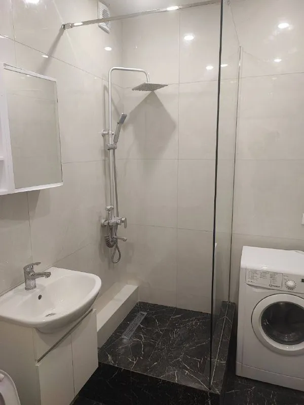 Студия🏙️ м. Алтуфьево/бибирево9️⃣ сдаётся студия от собственника. 3 этаж в новостройке 2024 года. Есть телевизор, wi-fi, кондиционер, стиральная машина, мебель. Можно с детьми и животными. 📍адрес: метро алтуфьево или бибирево. Ул. Корнейчука, жк клементин. На длительный срок. Просмотр по договорённости. 💳оплата: 55.000₽ в месяц, депозит 20.000₽ + счётчики (около 1.000₽-2.000₽ в месяц). 💌whatsapp, telegram: +7-925-734-56-41 @aleksandr_kav12 - фотография - 3