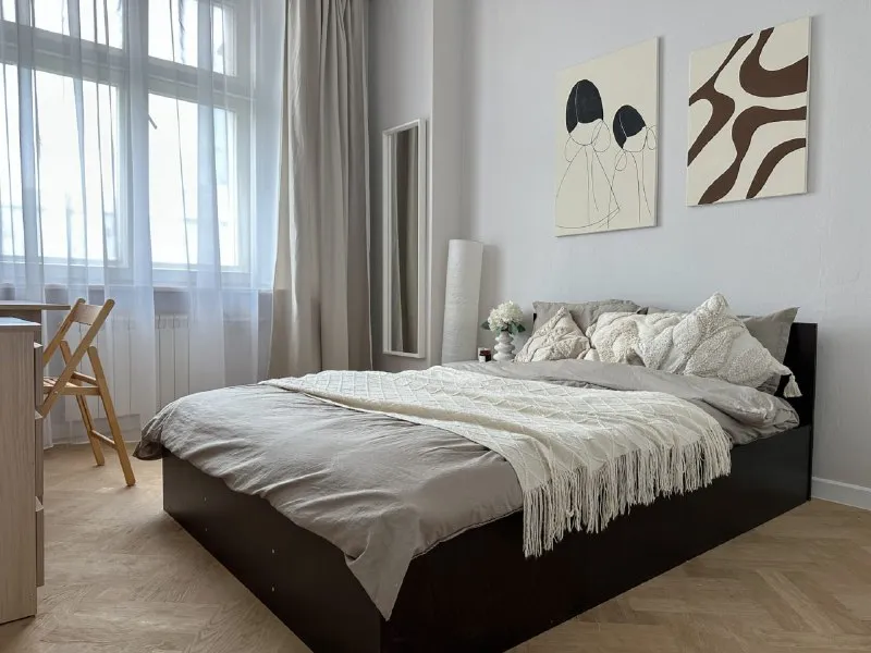 Комната, 11.5 м² м кутузовская • 2 мин пешком • 7-комнатная квартира • 7 этаж из 10 • пр-кт кутузовский 35, на карте 50 000 ₽/мес, без комиссии большой гайд по аренде холодильник • стиральная машина • интернет • мебель • лифт • посудомойка • кондиционер • с животными • с детьми • телевизор • мусоропровод • консьерж район дорогомилово чистота 4.30 транспорт 5.00 парки и скверы 4.09 агент. Пространство с высокими потолками разделено на место для отдыха и рабочую зону. Общие зоны просторные и светлые, уже оснащены необходимой техникой и посудой, есть два санузла. В стоимость включено: безлимитный wi-fi, еженедельная уборка общественных зон, вся необходимая техника, йога, английский и мероприятия внутри коливинга. Elena, написать уровень доверия средний 🆗 выложить квартиру бесплатно - фотография - 2