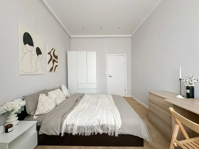 Комната, 11.5 м² м кутузовская • 2 мин пешком • 7-комнатная квартира • 7 этаж из 10 • пр-кт кутузовский 35, на карте 50 000 ₽/мес, без комиссии большой гайд по аренде холодильник • стиральная машина • интернет • мебель • лифт • посудомойка • кондиционер • с животными • с детьми • телевизор • мусоропровод • консьерж район дорогомилово чистота 4.30 транспорт 5.00 парки и скверы 4.09 агент. Пространство с высокими потолками разделено на место для отдыха и рабочую зону. Общие зоны просторные и светлые, уже оснащены необходимой техникой и посудой, есть два санузла. В стоимость включено: безлимитный wi-fi, еженедельная уборка общественных зон, вся необходимая техника, йога, английский и мероприятия внутри коливинга. Elena, написать уровень доверия средний 🆗 выложить квартиру бесплатно - фотография - 3