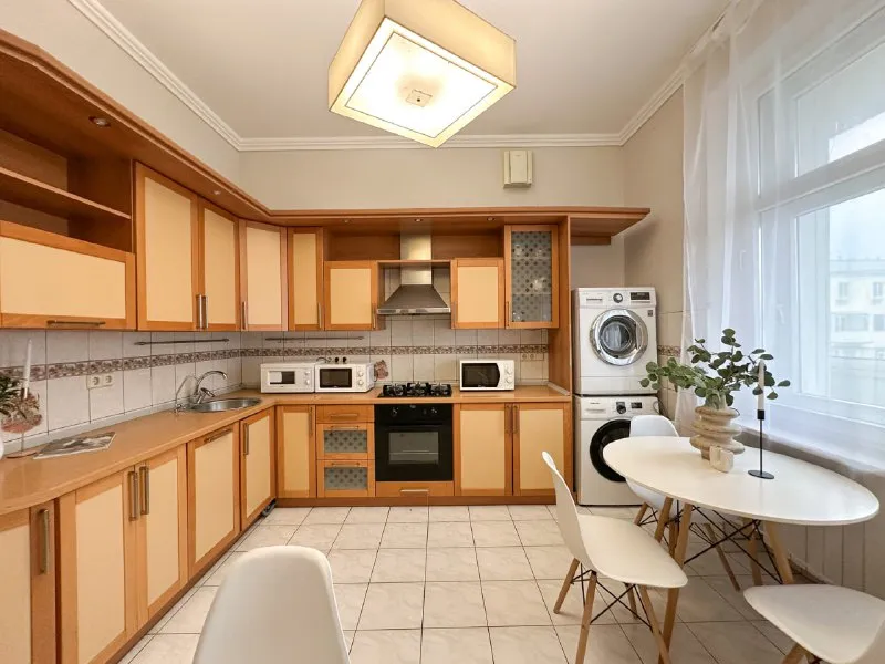 Комната, 11.5 м² м кутузовская • 2 мин пешком • 7-комнатная квартира • 7 этаж из 10 • пр-кт кутузовский 35, на карте 50 000 ₽/мес, без комиссии большой гайд по аренде холодильник • стиральная машина • интернет • мебель • лифт • посудомойка • кондиционер • с животными • с детьми • телевизор • мусоропровод • консьерж район дорогомилово чистота 4.30 транспорт 5.00 парки и скверы 4.09 агент. Пространство с высокими потолками разделено на место для отдыха и рабочую зону. Общие зоны просторные и светлые, уже оснащены необходимой техникой и посудой, есть два санузла. В стоимость включено: безлимитный wi-fi, еженедельная уборка общественных зон, вся необходимая техника, йога, английский и мероприятия внутри коливинга. Elena, написать уровень доверия средний 🆗 выложить квартиру бесплатно - фотография - 4