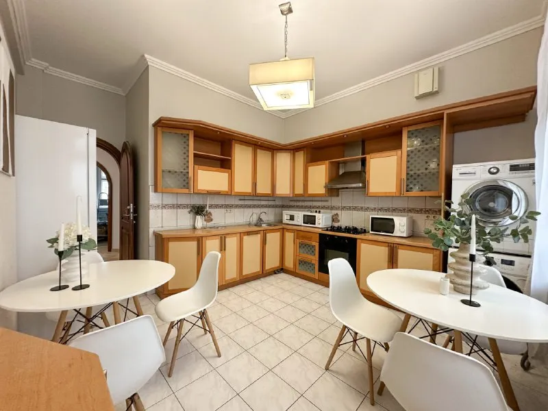 Комната, 11.5 м² м кутузовская • 2 мин пешком • 7-комнатная квартира • 7 этаж из 10 • пр-кт кутузовский 35, на карте 50 000 ₽/мес, без комиссии большой гайд по аренде холодильник • стиральная машина • интернет • мебель • лифт • посудомойка • кондиционер • с животными • с детьми • телевизор • мусоропровод • консьерж район дорогомилово чистота 4.30 транспорт 5.00 парки и скверы 4.09 агент. Пространство с высокими потолками разделено на место для отдыха и рабочую зону. Общие зоны просторные и светлые, уже оснащены необходимой техникой и посудой, есть два санузла. В стоимость включено: безлимитный wi-fi, еженедельная уборка общественных зон, вся необходимая техника, йога, английский и мероприятия внутри коливинга. Elena, написать уровень доверия средний 🆗 выложить квартиру бесплатно - фотография - 5