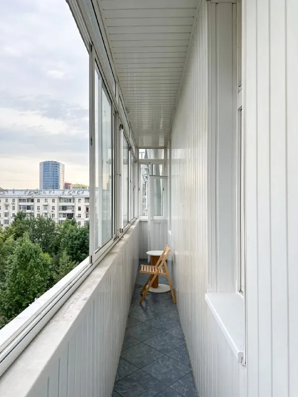 Комната, 11.5 м² м кутузовская • 2 мин пешком • 7-комнатная квартира • 7 этаж из 10 • пр-кт кутузовский 35, на карте 50 000 ₽/мес, без комиссии большой гайд по аренде холодильник • стиральная машина • интернет • мебель • лифт • посудомойка • кондиционер • с животными • с детьми • телевизор • мусоропровод • консьерж район дорогомилово чистота 4.30 транспорт 5.00 парки и скверы 4.09 агент. Пространство с высокими потолками разделено на место для отдыха и рабочую зону. Общие зоны просторные и светлые, уже оснащены необходимой техникой и посудой, есть два санузла. В стоимость включено: безлимитный wi-fi, еженедельная уборка общественных зон, вся необходимая техника, йога, английский и мероприятия внутри коливинга. Elena, написать уровень доверия средний 🆗 выложить квартиру бесплатно - фотография - 6