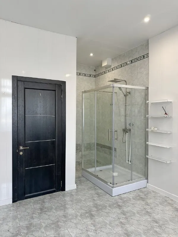 Комната, 11.5 м² м кутузовская • 2 мин пешком • 7-комнатная квартира • 7 этаж из 10 • пр-кт кутузовский 35, на карте 50 000 ₽/мес, без комиссии большой гайд по аренде холодильник • стиральная машина • интернет • мебель • лифт • посудомойка • кондиционер • с животными • с детьми • телевизор • мусоропровод • консьерж район дорогомилово чистота 4.30 транспорт 5.00 парки и скверы 4.09 агент. Пространство с высокими потолками разделено на место для отдыха и рабочую зону. Общие зоны просторные и светлые, уже оснащены необходимой техникой и посудой, есть два санузла. В стоимость включено: безлимитный wi-fi, еженедельная уборка общественных зон, вся необходимая техника, йога, английский и мероприятия внутри коливинга. Elena, написать уровень доверия средний 🆗 выложить квартиру бесплатно - фотография - 7