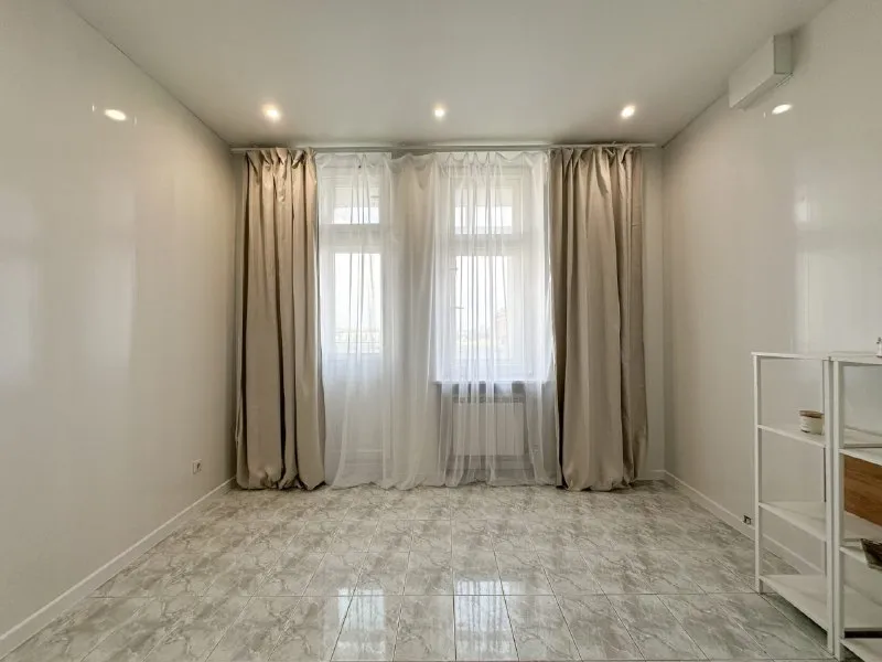 Комната, 11.5 м² м кутузовская • 2 мин пешком • 7-комнатная квартира • 7 этаж из 10 • пр-кт кутузовский 35, на карте 50 000 ₽/мес, без комиссии большой гайд по аренде холодильник • стиральная машина • интернет • мебель • лифт • посудомойка • кондиционер • с животными • с детьми • телевизор • мусоропровод • консьерж район дорогомилово чистота 4.30 транспорт 5.00 парки и скверы 4.09 агент. Пространство с высокими потолками разделено на место для отдыха и рабочую зону. Общие зоны просторные и светлые, уже оснащены необходимой техникой и посудой, есть два санузла. В стоимость включено: безлимитный wi-fi, еженедельная уборка общественных зон, вся необходимая техника, йога, английский и мероприятия внутри коливинга. Elena, написать уровень доверия средний 🆗 выложить квартиру бесплатно - фотография - 8