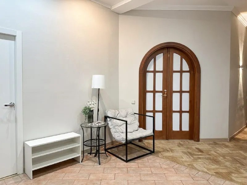 Комната, 11.5 м² м кутузовская • 2 мин пешком • 7-комнатная квартира • 7 этаж из 10 • пр-кт кутузовский 35, на карте 50 000 ₽/мес, без комиссии большой гайд по аренде холодильник • стиральная машина • интернет • мебель • лифт • посудомойка • кондиционер • с животными • с детьми • телевизор • мусоропровод • консьерж район дорогомилово чистота 4.30 транспорт 5.00 парки и скверы 4.09 агент. Пространство с высокими потолками разделено на место для отдыха и рабочую зону. Общие зоны просторные и светлые, уже оснащены необходимой техникой и посудой, есть два санузла. В стоимость включено: безлимитный wi-fi, еженедельная уборка общественных зон, вся необходимая техника, йога, английский и мероприятия внутри коливинга. Elena, написать уровень доверия средний 🆗 выложить квартиру бесплатно - фотография - 9