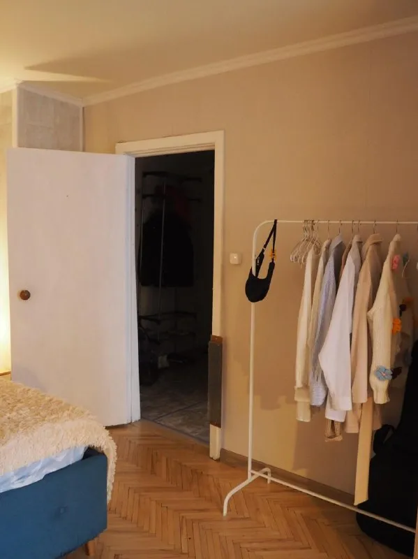 1-комн квартира, 36 м² м волоколамская • 35 мин на транспорте • 3 этаж из 5 • дедовск, ул энергетиков 16, на карте 35 000 ₽/мес, без комиссии большой гайд по аренде с животными • холодильник • стиральная машина • мебель • интернет • посудомойка • кондиционер • с детьми • телевизор • мусоропровод • лифт • консьерж собственник. В пешей доступности: 3 продуктовых магазина, спортивный зал, пвз wildberries и ozon, пункт «гемотест», ателье. До станции электричек 8 минут пешком по прямой. В квартире есть открытый балкон. Зимой не продувает, внутри комфортно и тепло. Ориентировочная дата заселения 29.01.2026. Срок сдачи до 01.09.2026 с возможностью продления. © предоплату до просмотра просят только мошенники! Ася, написать уровень доверия низкий ⚠️ выложить квартиру бесплатно - фотография - 4