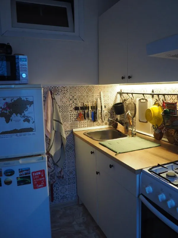 1-комн квартира, 36 м² м волоколамская • 35 мин на транспорте • 3 этаж из 5 • дедовск, ул энергетиков 16, на карте 35 000 ₽/мес, без комиссии большой гайд по аренде с животными • холодильник • стиральная машина • мебель • интернет • посудомойка • кондиционер • с детьми • телевизор • мусоропровод • лифт • консьерж собственник. В пешей доступности: 3 продуктовых магазина, спортивный зал, пвз wildberries и ozon, пункт «гемотест», ателье. До станции электричек 8 минут пешком по прямой. В квартире есть открытый балкон. Зимой не продувает, внутри комфортно и тепло. Ориентировочная дата заселения 29.01.2026. Срок сдачи до 01.09.2026 с возможностью продления. © предоплату до просмотра просят только мошенники! Ася, написать уровень доверия низкий ⚠️ выложить квартиру бесплатно - фотография - 9