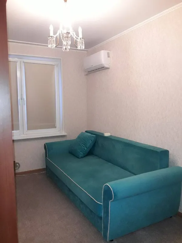 Комната🏙️ мцд-2 курьяново🚆 сдам комнату в 3-х комнатной квартире. Район марьино (метро марьино). Мцд-2 курьяново. Женщине аккуратной, платёжеспособной, без детей и животных. Гражданство рф! В одной комнате живу я, собственник. В другой - девушка студентка. Рядом остановка гор транспорта и маршруток. Много магазинов пятерочка, евроспар, перекрёсток. Чистый подьезд. Хорошие соседи. 💳цена: 25.000₽ в месяц, без залога и доплат. Оплата точно в срок за месяц вперёд без задержек. 💌можно написать в телеграм и whatsapp, если я на работе и трубку не беру: +7-905-582-15-52 светлана. ➡️предоплату/бронь/заморозку денег/автооплату до просмотра квартиры не вносить! Если по этому объявлению спрашивают какую либо оплату сообщите по контактам в описании канала. - фотография - 3