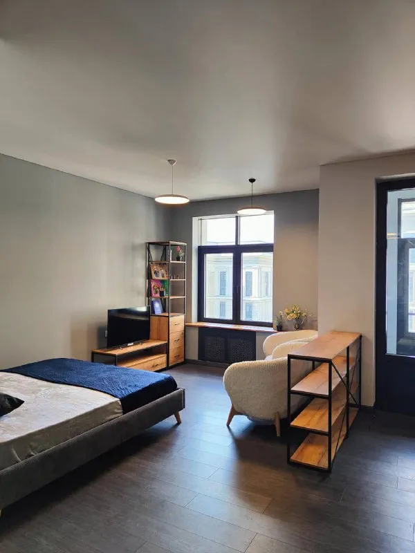 Студия🏙️ м. Алексеевская6️⃣ сдается светлая и просторная студия площадью 41 м² в жилом комплексе бизнес-класса «серебряный фонтан» москва. Дом находится всего в пяти минутах пешком от метро «алексеевская», рядом вднх, парк сокольники, проспект мира и садовое кольцо. Удобное расположение позволяет быстро добраться до центра города и при этом жить в тихом, благоустроенном квартале. Выполнен современный ремонт в спокойных тонах, установлена качественная мебель и вся необходимая техника: стиральная и посудомоечная машины, плита, духовка, холодильник, телевизор. Шумоизоляция отличная, поэтому в квартире всегда тихо и комфортно. Очень эстетичная, кому важна красивая картинка. Пространство организовано удобно и функционально: зона спальни, кухня с обеденной зоной, диван, вместительные шкафы для хранения. Ванная комната с душем и ванной, установлена современная сантехника. Жилой комплекс относится к категории бизнес-класса. Закрытая охраняемая территория, благоустроенные дворы с ландшафтным дизайном, магазины и кафе на территории. За эту цену в центре москвы вы не найдете! 💳арендная плата — 90.000₽ в месяц. (торг возможен в разумных пределах) отдельно оплачиваются свет, вода и интернет по счетчикам. Рассматриваются жильцы с животными при условии компенсации возможного ущерба. Квартира идеально подойдет для тех, кто ценит комфорт, современный уровень жизни и удобное расположение в центре москвы. 💌telegram: @gavrossh - фотография - 2