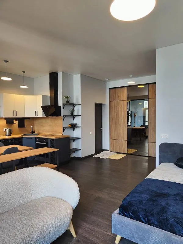 Студия🏙️ м. Алексеевская6️⃣ сдается светлая и просторная студия площадью 41 м² в жилом комплексе бизнес-класса «серебряный фонтан» москва. Дом находится всего в пяти минутах пешком от метро «алексеевская», рядом вднх, парк сокольники, проспект мира и садовое кольцо. Удобное расположение позволяет быстро добраться до центра города и при этом жить в тихом, благоустроенном квартале. Выполнен современный ремонт в спокойных тонах, установлена качественная мебель и вся необходимая техника: стиральная и посудомоечная машины, плита, духовка, холодильник, телевизор. Шумоизоляция отличная, поэтому в квартире всегда тихо и комфортно. Очень эстетичная, кому важна красивая картинка. Пространство организовано удобно и функционально: зона спальни, кухня с обеденной зоной, диван, вместительные шкафы для хранения. Ванная комната с душем и ванной, установлена современная сантехника. Жилой комплекс относится к категории бизнес-класса. Закрытая охраняемая территория, благоустроенные дворы с ландшафтным дизайном, магазины и кафе на территории. За эту цену в центре москвы вы не найдете! 💳арендная плата — 90.000₽ в месяц. (торг возможен в разумных пределах) отдельно оплачиваются свет, вода и интернет по счетчикам. Рассматриваются жильцы с животными при условии компенсации возможного ущерба. Квартира идеально подойдет для тех, кто ценит комфорт, современный уровень жизни и удобное расположение в центре москвы. 💌telegram: @gavrossh - фотография - 4