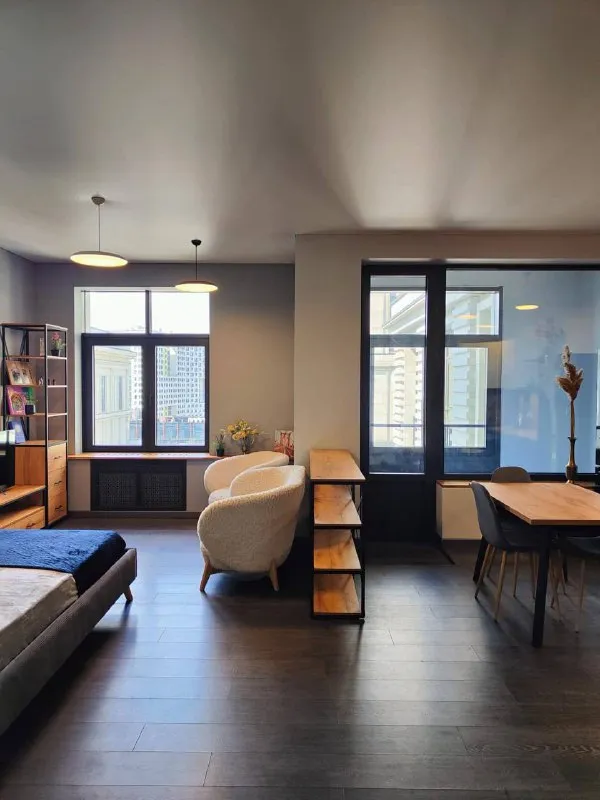 Студия🏙️ м. Алексеевская6️⃣ сдается светлая и просторная студия площадью 41 м² в жилом комплексе бизнес-класса «серебряный фонтан» москва. Дом находится всего в пяти минутах пешком от метро «алексеевская», рядом вднх, парк сокольники, проспект мира и садовое кольцо. Удобное расположение позволяет быстро добраться до центра города и при этом жить в тихом, благоустроенном квартале. Выполнен современный ремонт в спокойных тонах, установлена качественная мебель и вся необходимая техника: стиральная и посудомоечная машины, плита, духовка, холодильник, телевизор. Шумоизоляция отличная, поэтому в квартире всегда тихо и комфортно. Очень эстетичная, кому важна красивая картинка. Пространство организовано удобно и функционально: зона спальни, кухня с обеденной зоной, диван, вместительные шкафы для хранения. Ванная комната с душем и ванной, установлена современная сантехника. Жилой комплекс относится к категории бизнес-класса. Закрытая охраняемая территория, благоустроенные дворы с ландшафтным дизайном, магазины и кафе на территории. За эту цену в центре москвы вы не найдете! 💳арендная плата — 90.000₽ в месяц. (торг возможен в разумных пределах) отдельно оплачиваются свет, вода и интернет по счетчикам. Рассматриваются жильцы с животными при условии компенсации возможного ущерба. Квартира идеально подойдет для тех, кто ценит комфорт, современный уровень жизни и удобное расположение в центре москвы. 💌telegram: @gavrossh - фотография - 5