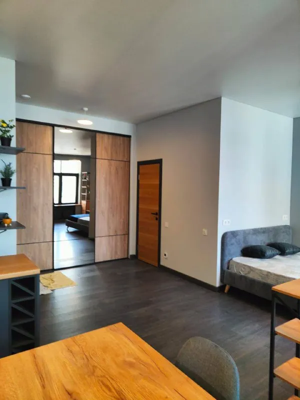 Студия🏙️ м. Алексеевская6️⃣ сдается светлая и просторная студия площадью 41 м² в жилом комплексе бизнес-класса «серебряный фонтан» москва. Дом находится всего в пяти минутах пешком от метро «алексеевская», рядом вднх, парк сокольники, проспект мира и садовое кольцо. Удобное расположение позволяет быстро добраться до центра города и при этом жить в тихом, благоустроенном квартале. Выполнен современный ремонт в спокойных тонах, установлена качественная мебель и вся необходимая техника: стиральная и посудомоечная машины, плита, духовка, холодильник, телевизор. Шумоизоляция отличная, поэтому в квартире всегда тихо и комфортно. Очень эстетичная, кому важна красивая картинка. Пространство организовано удобно и функционально: зона спальни, кухня с обеденной зоной, диван, вместительные шкафы для хранения. Ванная комната с душем и ванной, установлена современная сантехника. Жилой комплекс относится к категории бизнес-класса. Закрытая охраняемая территория, благоустроенные дворы с ландшафтным дизайном, магазины и кафе на территории. За эту цену в центре москвы вы не найдете! 💳арендная плата — 90.000₽ в месяц. (торг возможен в разумных пределах) отдельно оплачиваются свет, вода и интернет по счетчикам. Рассматриваются жильцы с животными при условии компенсации возможного ущерба. Квартира идеально подойдет для тех, кто ценит комфорт, современный уровень жизни и удобное расположение в центре москвы. 💌telegram: @gavrossh - фотография - 6