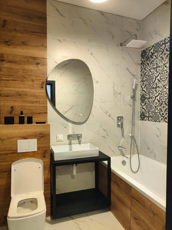 Студия🏙️ м. Алексеевская6️⃣ сдается светлая и просторная студия площадью 41 м² в жилом комплексе бизнес-класса «серебряный фонтан» москва. Дом находится всего в пяти минутах пешком от метро «алексеевская», рядом вднх, парк сокольники, проспект мира и садовое кольцо. Удобное расположение позволяет быстро добраться до центра города и при этом жить в тихом, благоустроенном квартале. Выполнен современный ремонт в спокойных тонах, установлена качественная мебель и вся необходимая техника: стиральная и посудомоечная машины, плита, духовка, холодильник, телевизор. Шумоизоляция отличная, поэтому в квартире всегда тихо и комфортно. Очень эстетичная, кому важна красивая картинка. Пространство организовано удобно и функционально: зона спальни, кухня с обеденной зоной, диван, вместительные шкафы для хранения. Ванная комната с душем и ванной, установлена современная сантехника. Жилой комплекс относится к категории бизнес-класса. Закрытая охраняемая территория, благоустроенные дворы с ландшафтным дизайном, магазины и кафе на территории. За эту цену в центре москвы вы не найдете! 💳арендная плата — 90.000₽ в месяц. (торг возможен в разумных пределах) отдельно оплачиваются свет, вода и интернет по счетчикам. Рассматриваются жильцы с животными при условии компенсации возможного ущерба. Квартира идеально подойдет для тех, кто ценит комфорт, современный уровень жизни и удобное расположение в центре москвы. 💌telegram: @gavrossh - фотография - 7