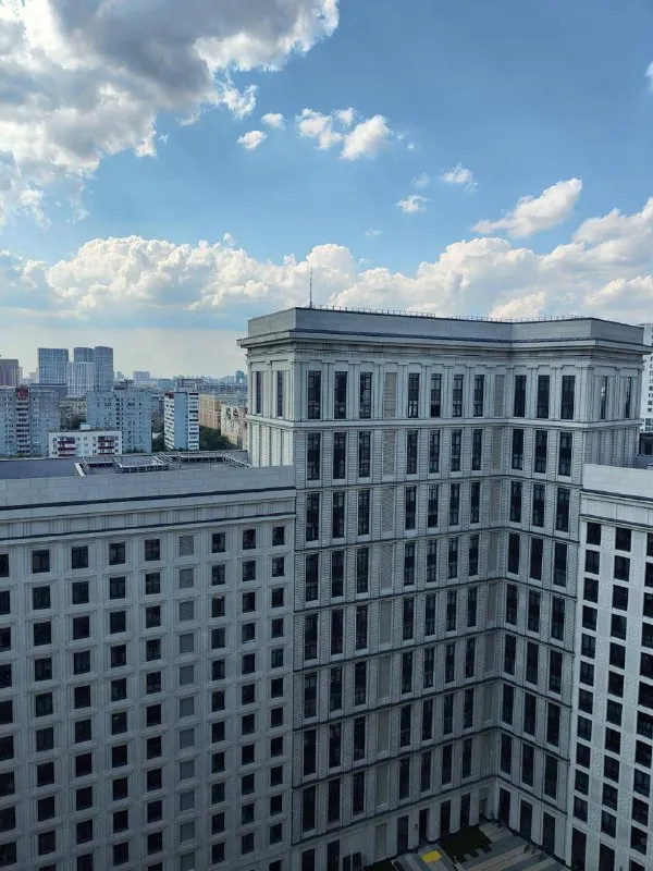 Студия🏙️ м. Алексеевская6️⃣ сдается светлая и просторная студия площадью 41 м² в жилом комплексе бизнес-класса «серебряный фонтан» москва. Дом находится всего в пяти минутах пешком от метро «алексеевская», рядом вднх, парк сокольники, проспект мира и садовое кольцо. Удобное расположение позволяет быстро добраться до центра города и при этом жить в тихом, благоустроенном квартале. Выполнен современный ремонт в спокойных тонах, установлена качественная мебель и вся необходимая техника: стиральная и посудомоечная машины, плита, духовка, холодильник, телевизор. Шумоизоляция отличная, поэтому в квартире всегда тихо и комфортно. Очень эстетичная, кому важна красивая картинка. Пространство организовано удобно и функционально: зона спальни, кухня с обеденной зоной, диван, вместительные шкафы для хранения. Ванная комната с душем и ванной, установлена современная сантехника. Жилой комплекс относится к категории бизнес-класса. Закрытая охраняемая территория, благоустроенные дворы с ландшафтным дизайном, магазины и кафе на территории. За эту цену в центре москвы вы не найдете! 💳арендная плата — 90.000₽ в месяц. (торг возможен в разумных пределах) отдельно оплачиваются свет, вода и интернет по счетчикам. Рассматриваются жильцы с животными при условии компенсации возможного ущерба. Квартира идеально подойдет для тех, кто ценит комфорт, современный уровень жизни и удобное расположение в центре москвы. 💌telegram: @gavrossh - фотография - 8