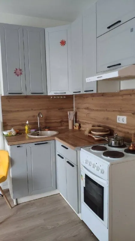 Студия, 20.5 м² м бутово • 15 мин на транспорте • 2 этаж из 21 • видное, ш новое 2, на карте 37 000 ₽/мес, без комиссии большой гайд по аренде с животными • с детьми • стиральная машина • холодильник • мебель • интернет • лифт • посудомойка • кондиционер • телевизор • мусоропровод • консьерж собственник. Уютная студия 20 м², 2 этаж, окна во двор. Кухня, кровать, рабочий стол, душевая кабина, wi-fi и тд. Метро 15 минут на транспорте. До м. Бульвар дмитрия донского, аннино. Очень много кафе, продуктовых, косметика, пункты выдачи, школа, детсад, поликлиника -от 6 месяцев. Собственник условия: 37.000 в месяц, +к. У. (2,5-3к) + залог 37.000 © предоплату до просмотра просят только мошенники! Aya r, написать уровень доверия низкий ⚠️ выложить квартиру бесплатно - фотография - 2