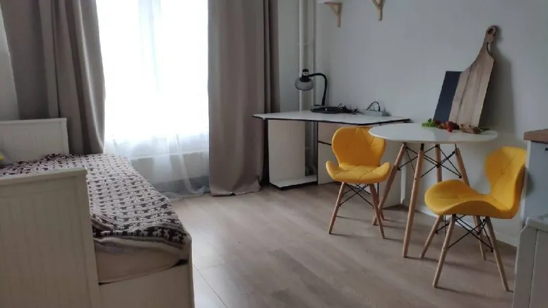 Студия, 20.5 м² м бутово • 15 мин на транспорте • 2 этаж из 21 • видное, ш новое 2, на карте 37 000 ₽/мес, без комиссии большой гайд по аренде с животными • с детьми • стиральная машина • холодильник • мебель • интернет • лифт • посудомойка • кондиционер • телевизор • мусоропровод • консьерж собственник. Уютная студия 20 м², 2 этаж, окна во двор. Кухня, кровать, рабочий стол, душевая кабина, wi-fi и тд. Метро 15 минут на транспорте. До м. Бульвар дмитрия донского, аннино. Очень много кафе, продуктовых, косметика, пункты выдачи, школа, детсад, поликлиника -от 6 месяцев. Собственник условия: 37.000 в месяц, +к. У. (2,5-3к) + залог 37.000 © предоплату до просмотра просят только мошенники! Aya r, написать уровень доверия низкий ⚠️ выложить квартиру бесплатно - фотография - 3