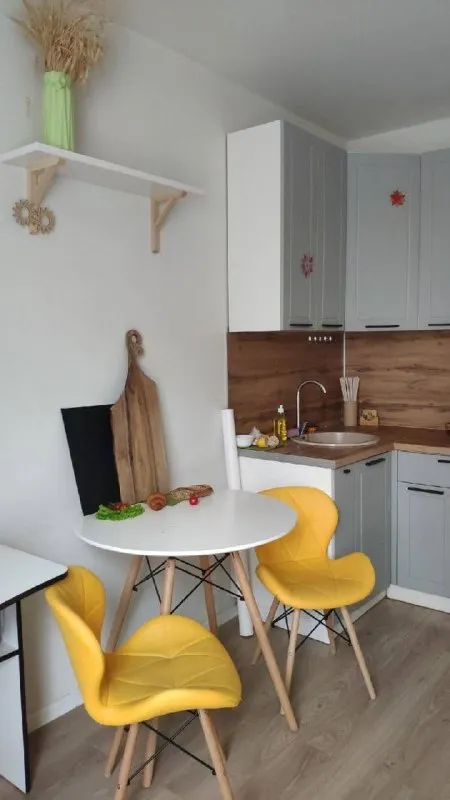 Студия, 20.5 м² м бутово • 15 мин на транспорте • 2 этаж из 21 • видное, ш новое 2, на карте 37 000 ₽/мес, без комиссии большой гайд по аренде с животными • с детьми • стиральная машина • холодильник • мебель • интернет • лифт • посудомойка • кондиционер • телевизор • мусоропровод • консьерж собственник. Уютная студия 20 м², 2 этаж, окна во двор. Кухня, кровать, рабочий стол, душевая кабина, wi-fi и тд. Метро 15 минут на транспорте. До м. Бульвар дмитрия донского, аннино. Очень много кафе, продуктовых, косметика, пункты выдачи, школа, детсад, поликлиника -от 6 месяцев. Собственник условия: 37.000 в месяц, +к. У. (2,5-3к) + залог 37.000 © предоплату до просмотра просят только мошенники! Aya r, написать уровень доверия низкий ⚠️ выложить квартиру бесплатно - фотография - 4