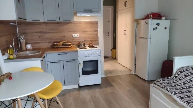 Студия, 20.5 м² м бутово • 15 мин на транспорте • 2 этаж из 21 • видное, ш новое 2, на карте 37 000 ₽/мес, без комиссии большой гайд по аренде с животными • с детьми • стиральная машина • холодильник • мебель • интернет • лифт • посудомойка • кондиционер • телевизор • мусоропровод • консьерж собственник. Уютная студия 20 м², 2 этаж, окна во двор. Кухня, кровать, рабочий стол, душевая кабина, wi-fi и тд. Метро 15 минут на транспорте. До м. Бульвар дмитрия донского, аннино. Очень много кафе, продуктовых, косметика, пункты выдачи, школа, детсад, поликлиника -от 6 месяцев. Собственник условия: 37.000 в месяц, +к. У. (2,5-3к) + залог 37.000 © предоплату до просмотра просят только мошенники! Aya r, написать уровень доверия низкий ⚠️ выложить квартиру бесплатно - фотография - 5