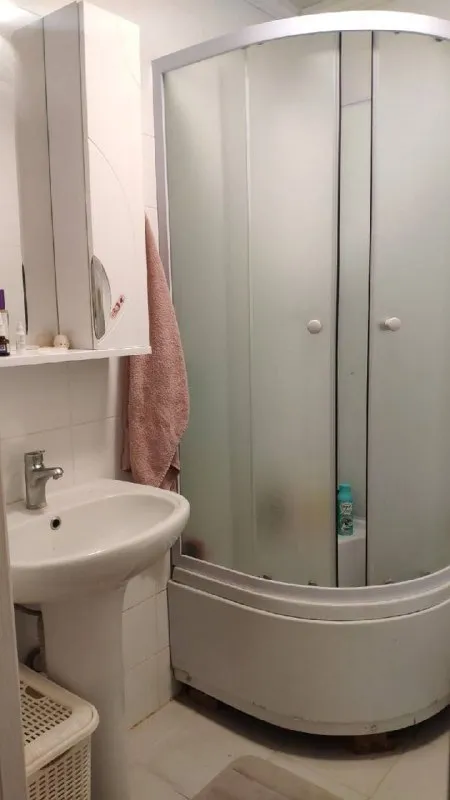 Студия, 20.5 м² м бутово • 15 мин на транспорте • 2 этаж из 21 • видное, ш новое 2, на карте 37 000 ₽/мес, без комиссии большой гайд по аренде с животными • с детьми • стиральная машина • холодильник • мебель • интернет • лифт • посудомойка • кондиционер • телевизор • мусоропровод • консьерж собственник. Уютная студия 20 м², 2 этаж, окна во двор. Кухня, кровать, рабочий стол, душевая кабина, wi-fi и тд. Метро 15 минут на транспорте. До м. Бульвар дмитрия донского, аннино. Очень много кафе, продуктовых, косметика, пункты выдачи, школа, детсад, поликлиника -от 6 месяцев. Собственник условия: 37.000 в месяц, +к. У. (2,5-3к) + залог 37.000 © предоплату до просмотра просят только мошенники! Aya r, написать уровень доверия низкий ⚠️ выложить квартиру бесплатно - фотография - 7