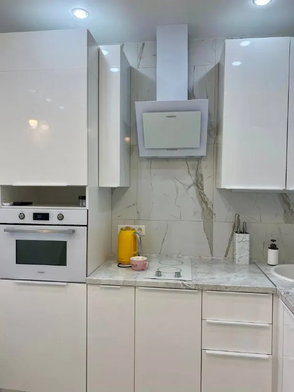 Студия, 28 м² м ольховая • 10 мин на транспорте • 10 этаж из 14 • ул гренадерская 9 к3, на карте 22 000 ₽/мес, без комиссии большой гайд по аренде холодильник • стиральная машина • интернет • мебель • кондиционер • телевизор • лифт • посудомойка • с животными • с детьми • мусоропровод • консьерж собственник. Аренда койко место на длительный период, наличие техники, свежий дизайнерский ремонт, магазины, аптеки, кафе рядом с домом © предоплату до просмотра просят только мошенники! Дарья, написать уровень доверия низкий ⚠️ выложить квартиру бесплатно - фотография - 4