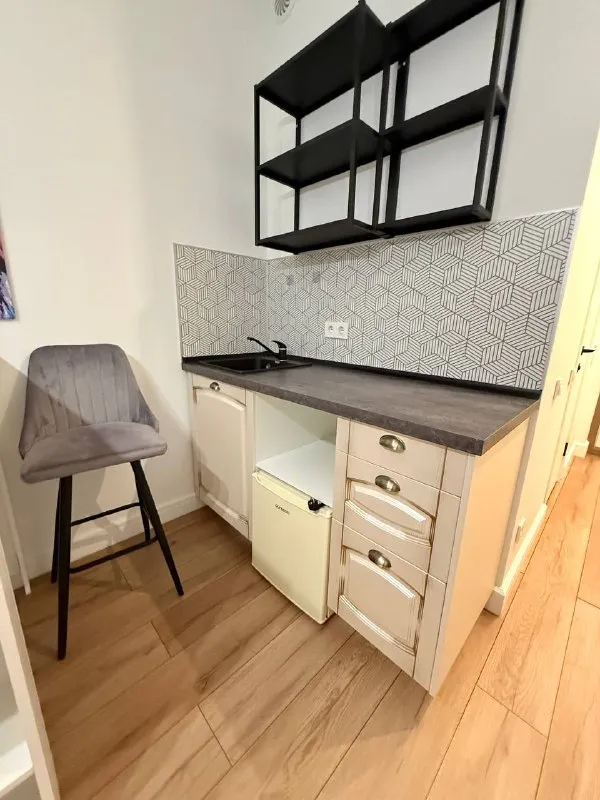 Студия, 18.5 м² м электрозаводская • 5 мин пешком • 3 этаж из 8 • ул электрозаводская 14 стр1, на карте 60 000 ₽/мес, без комиссии большой гайд по аренде стиральная машина • интернет • мебель • консьерж • лифт • холодильник • посудомойка • кондиционер • с животными • с детьми • телевизор • мусоропровод район преображенское чистота 3.68 транспорт 4.59 парки и скверы 3.83 собственник. Апартаменты. Сдает собственник, въехать можно с 14 декабря. Окна во двор, стоимость коммунальных услуг 4-5 тр. , залог - 60000 (можно разбить на два месяца) круглосуточная охрана, видеонаблюдение. © предоплату до просмотра просят только мошенники! Имя n, написать уровень доверия низкий ⚠️ выложить квартиру бесплатно - фотография - 4