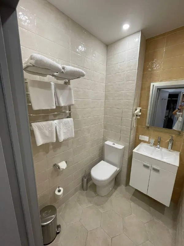 2-комн квартира, 36.5 м² м спартак • 3 мин пешком • 12 этаж из 22 • ш волоколамское 71/22 к3, на карте 85 000 ₽/мес, без комиссии большой гайд по аренде холодильник • стиральная машина • интернет • мебель • посудомойка • кондиционер • телевизор • лифт • консьерж • с животными • с детьми • мусоропровод район покровское-стрешнево чистота 4.06 транспорт 4.77 парки и скверы 4.23 собственник. Свежий ремонт; закрытый двор; парковка за шлагбаумом (есть подземная); набережная р. Москвы 15 минут пешком; развитая инфраструктура рядом; полностью укомплектована для проживания (тв с youtube, техника, посуда, бельё/полотенца, кондиционеры) апарт-отель discovery © предоплату до просмотра просят только мошенники! Lisa, написать уровень доверия низкий ⚠️ выложить квартиру бесплатно - фотография - 5