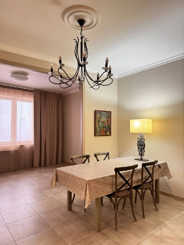 3-комн квартира, 130 м² м крылатское • 10 мин пешком • 12 этаж из 35 • ул крылатские холмы 33 к1, на карте 350 000 ₽/мес, без комиссии большой гайд по аренде интернет • мебель • посудомойка • холодильник • стиральная машина • кондиционер • с детьми • телевизор • лифт • консьерж • с животными • мусоропровод район крылатское чистота 4.54 транспорт 4.48 парки и скверы 4.94 собственник. Дизайнерский ремонт, уют и стиль. Кухня 12 м² с полным набором техники. 3 кондиционера, мебель. 2 санузла (душ и ванна), стиральная и сушильная машины, телевизор. Хозкомната, лоджия, вид на улицу. Залог 100%, без комиссий. Готово к заселению. © предоплату до просмотра просят только мошенники! Anna k, написать уровень доверия низкий ⚠️ выложить квартиру бесплатно - фотография - 2