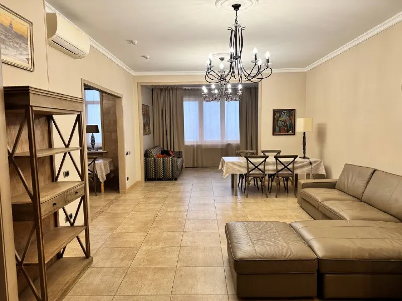 3-комн квартира, 130 м² м крылатское • 10 мин пешком • 12 этаж из 35 • ул крылатские холмы 33 к1, на карте 350 000 ₽/мес, без комиссии большой гайд по аренде интернет • мебель • посудомойка • холодильник • стиральная машина • кондиционер • с детьми • телевизор • лифт • консьерж • с животными • мусоропровод район крылатское чистота 4.54 транспорт 4.48 парки и скверы 4.94 собственник. Дизайнерский ремонт, уют и стиль. Кухня 12 м² с полным набором техники. 3 кондиционера, мебель. 2 санузла (душ и ванна), стиральная и сушильная машины, телевизор. Хозкомната, лоджия, вид на улицу. Залог 100%, без комиссий. Готово к заселению. © предоплату до просмотра просят только мошенники! Anna k, написать уровень доверия низкий ⚠️ выложить квартиру бесплатно - фотография - 3