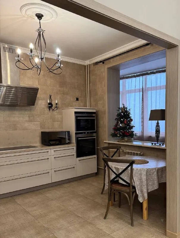 3-комн квартира, 130 м² м крылатское • 10 мин пешком • 12 этаж из 35 • ул крылатские холмы 33 к1, на карте 350 000 ₽/мес, без комиссии большой гайд по аренде интернет • мебель • посудомойка • холодильник • стиральная машина • кондиционер • с детьми • телевизор • лифт • консьерж • с животными • мусоропровод район крылатское чистота 4.54 транспорт 4.48 парки и скверы 4.94 собственник. Дизайнерский ремонт, уют и стиль. Кухня 12 м² с полным набором техники. 3 кондиционера, мебель. 2 санузла (душ и ванна), стиральная и сушильная машины, телевизор. Хозкомната, лоджия, вид на улицу. Залог 100%, без комиссий. Готово к заселению. © предоплату до просмотра просят только мошенники! Anna k, написать уровень доверия низкий ⚠️ выложить квартиру бесплатно - фотография - 5