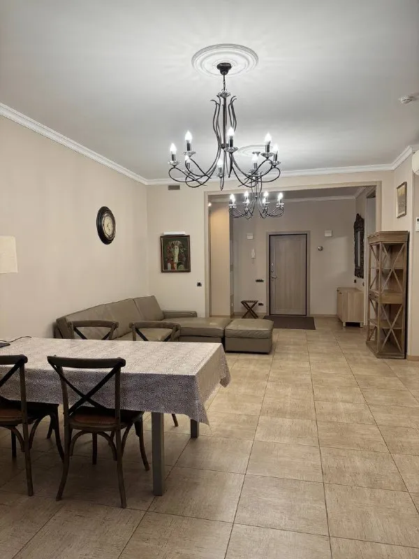 3-комн квартира, 130 м² м крылатское • 10 мин пешком • 12 этаж из 35 • ул крылатские холмы 33 к1, на карте 350 000 ₽/мес, без комиссии большой гайд по аренде интернет • мебель • посудомойка • холодильник • стиральная машина • кондиционер • с детьми • телевизор • лифт • консьерж • с животными • мусоропровод район крылатское чистота 4.54 транспорт 4.48 парки и скверы 4.94 собственник. Дизайнерский ремонт, уют и стиль. Кухня 12 м² с полным набором техники. 3 кондиционера, мебель. 2 санузла (душ и ванна), стиральная и сушильная машины, телевизор. Хозкомната, лоджия, вид на улицу. Залог 100%, без комиссий. Готово к заселению. © предоплату до просмотра просят только мошенники! Anna k, написать уровень доверия низкий ⚠️ выложить квартиру бесплатно - фотография - 8